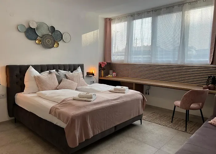 Modern At - Hauptbahnhof * Krems an der Donau